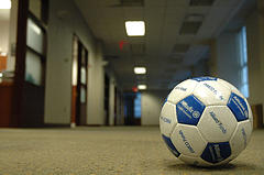 Afbeelding van een voetbal in een kantoor