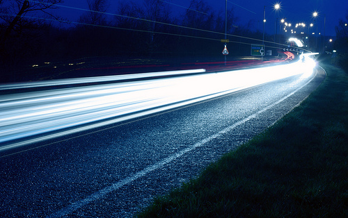 Afbeelding van een weg met een lichtspoort