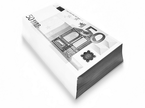 Afbeelding van een stapel 50 eurobiljetten